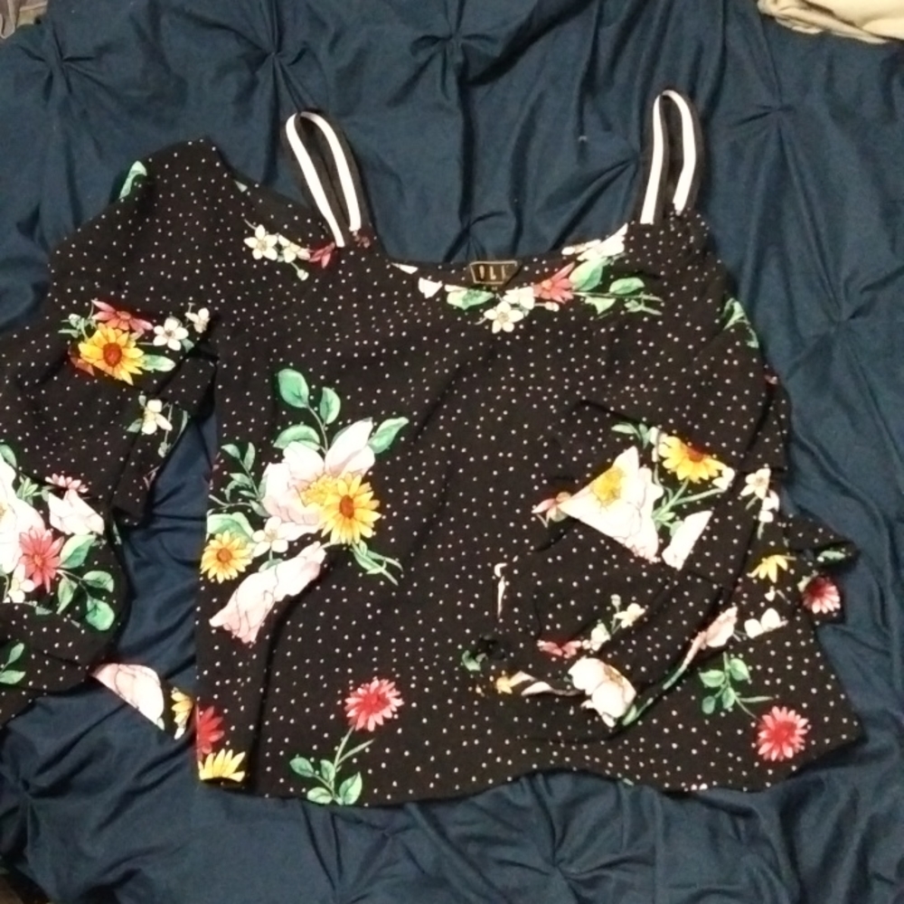 Floral Crop top, ruffled sleeves, open shoulder.